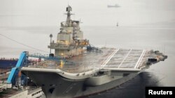 资料照:停泊在大连港的中国第一艘航空母舰“辽宁号”