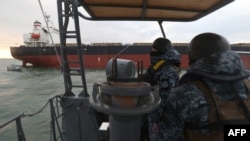 Українські прикордонники патрулюють Чорне море, щоб не допустити до регіону російські кораблі і забезпечити роботу зернового коридору від портів Одеси до Босфору. (Photo by Anatolii Stepanov / AFP)