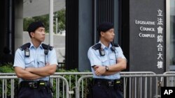 香港警察2019年6月11日在立法会前为防范抗议民众而设立防护围栏处值勤。