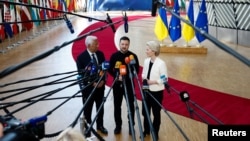 2025年3月6日乌克兰总统泽连斯基(中)、欧洲理事会主席安东尼奥·科斯塔(左)和欧盟委员会主席乌尔苏拉·冯德莱恩(右)在比利时布鲁塞尔出席欧盟领导人特别峰会讨论乌克兰和欧洲防务问题时向媒体发表讲话。