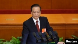 时任中国总理的温家宝在全国人大年度会议上讲话。(2013年3月5日)