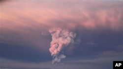 5月21日,冰岛距离首都200公里的一座火山开始喷发