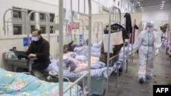 武汉轻症新冠病毒感染者被收住在一所临时改建的方舱医院里。(2020年2月17日)