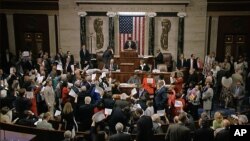 သေနတ်ကိုင်ဆောင်ခွင့် ထိန်းချုပ်ရေး ဥပဒေမူကြမ်းကို ဒီမိုကရက် အမတ်တွေ ဆန္ဒပြနေကြစဉ်။