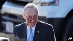 参议院少数党领袖舒默在白宫会晤川普总统后走回自己的车里。(2018年1月19日)