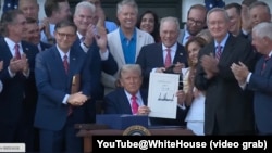 美国总统特朗普2025年7月4日在庆祝美国独立日的户外仪式上将《大而美法案》签署成法律。