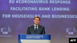 资料照片:欧盟经贸主管东布罗夫斯基举行记者会。(2020年4月28日)