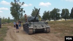 老挝向俄罗斯示好,向俄罗斯赠送了30辆T-34坦克。 2014年在莫斯科郊外的军事比赛活动中所展示的T-34坦克。