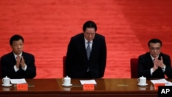 2012年5月周永康(中)、李克强和刘云山(左)在庆祝中国共青团成立90周年大会上被一一介绍