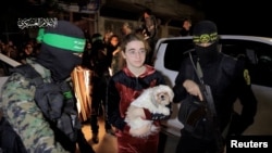 2023年11月28日公布的视频截图显示,一名10月7日被哈马斯绑架的人质被移交给国际红十字委员会人员。