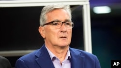 资料照:2024年1月16日星期二,在卡塔尔多哈哈利法国际体育场举行的亚洲杯F组足球赛中,布兰科·伊万科维奇站在替补席上观看沙特阿拉伯对阿曼的比赛。(美联社)