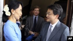 မှတ်တမ်းဓာတ်ပုံ။ ၂၀၁၀ ပြည့်နှစ်က မြန်မာ့ ဒီမိုကရေစီ ခေါင်းဆောင် ဒေါ်အောင်ဆန်းစုကြည်နဲ့ အမေရိကန် သံတမန် Joseph Y. Yun တို့ တွေ့ဆုံခဲ့စဉ်။