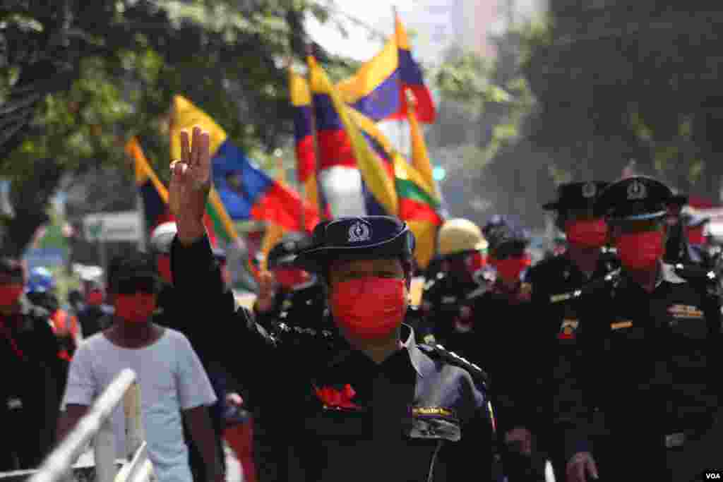 အရန်မီးသတ်တပ်ဖွဲ့ဝင်တွေ ပါဝင်တဲ့ မန္တလေးမြို့က ဆန္ဒပြပွဲ မြင်ကွင်း။ 