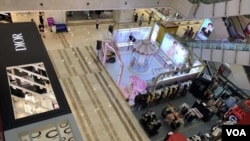 资料照片:中国江苏省镇江市一家顾客寥寥无几的商场。 (美国之音 江真拍摄)