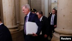 Колишній спікер Палати представників Кевін Маккарті покидає робочий кабінет після того, як його було усунено з посади голосуванням Палати представників. 3 жовтня 2023 р. REUTERS/Jonathan Ernst