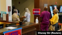 2022年10月17日,在佐治亚州的哥伦布市公民服务中心,中期选举开始提前投票,提前投票的选民在大厅排队等候投票。(路透社)