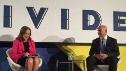 新美国安全中心的创办人弗洛尔诺伊(左)与美国安顾问麦克马斯特将军在CNAS的年会上 (美国之音莉雅拍摄)