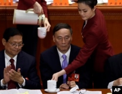 中共十八大上,王岐山副总理(中)在主席台上,王岐山后来成为中纪委书记(2012年11月8日)