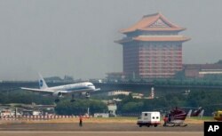 一架从厦门起飞满载中国大陆游客的客机降落在台北。(2008年7月4日)