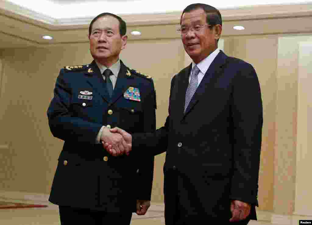 2018年6月18日中国国防部长魏凤和(左)在柬埔寨金边会晤柬埔寨首相洪森。洪森被国际社会指控打压独立媒体、人权倡导者和异议人士。洪森2017年年底要求法院解散柬埔寨最大在野党“柬埔寨救国党”,遭到美国、欧盟等的强烈谴责。但洪森却反称美国支持救国党发起“颜色革命”,蓄意推翻政府。