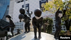 日本政府为抗疫宣布了东京的紧急状态后街头塑像被戴上口罩。(2020年4月8日)