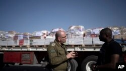 资料照片:以色列陆军上校摩西·泰特罗2024年1月10日同记者交谈。