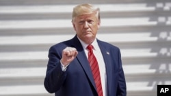 美国总统特朗普从联合国大会返回华盛顿后,在白宫南草坪上对媒体成员做手势(2019年9月26日)。