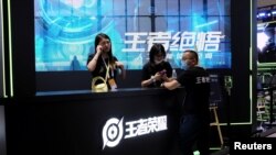 上海举行的世界人工智能大会腾讯游戏《王者荣耀》的展台。(2021年7月8日)