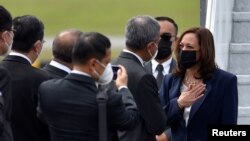 အမေရိကန်ဒုသမ္မ္တ Kamala Harris ကို စင်္ကာပူနိုင်ငံခြားရေးဝန်ကြီး Vivian Balakrishnan ကြိုဆိုနှုတ်ဆက်စဉ်။ Aug. 22, 2021.