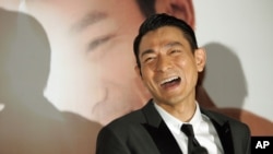 身兼中国影协副主席的港星刘德华近日在台北举办演唱会衍生出“统战”风波。图为2010年10月13日,刘德华于台北举办新专辑发表会。(美联社)