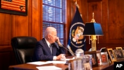 白宫提供的照片显示,拜登总统在他位于特拉华州威尔明顿的私人住所与俄罗斯总统普京通电话。(2021年12月30日)