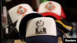 2023年8月25日,前总统唐纳德·特朗普在亚特兰大富尔顿县监狱被拍大头照的第二天,印有这张图像的帽子就在洛杉矶上市。(路透社图片)