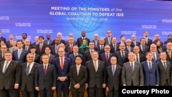 "打击伊斯兰国组织全球联盟"部长会议代表2019年2月6日在美国国务院会场团体合影(后排右7为台湾驻美代表高硕泰)(取自美国国务院网站)