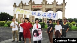 近日,中山大学某学院毕业照现场出现“反就业歧视帮”的旗帜。(相关人士提供)