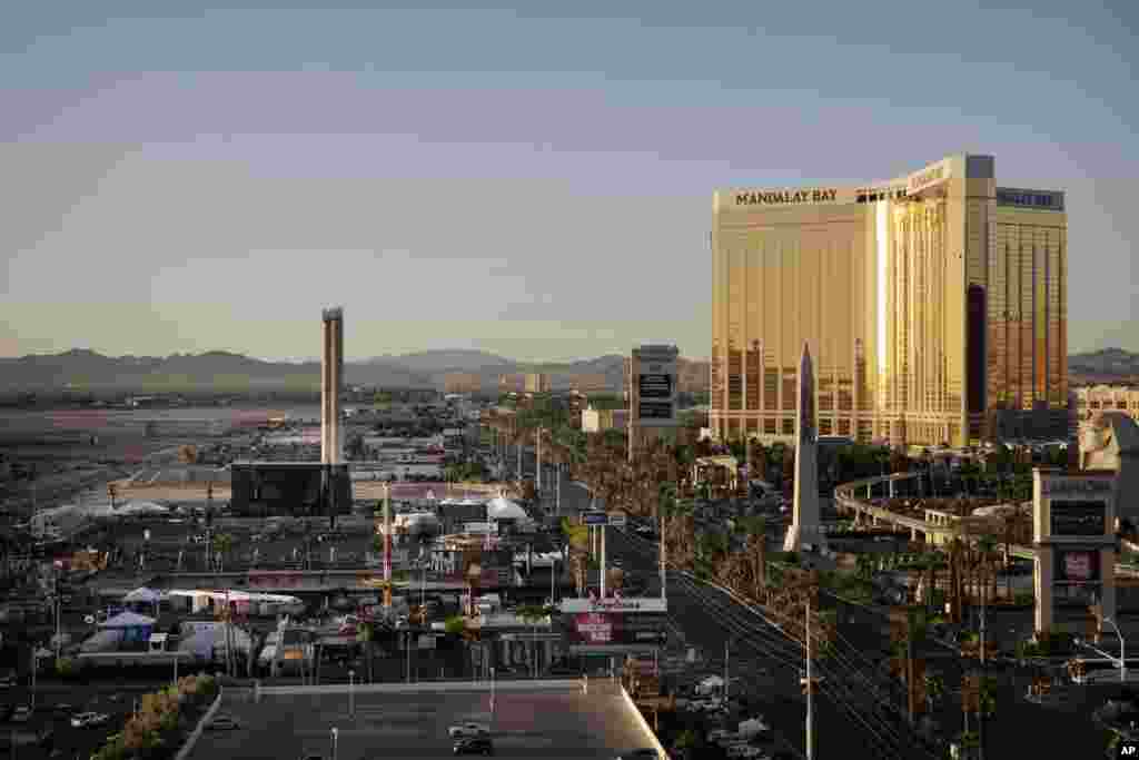 美国赌城拉斯维加斯一角,右侧是曼德勒湾酒店和赌场,左侧是一场名为 “91号公路丰收节” 的美国乡村音乐室外演唱会的场地。10月1日晚上,那里发生美国现代史上最致命的枪击案,64岁的白人男子史蒂芬·帕多克在曼德勒湾酒店娱乐场第32层用自动武器向聚集的22,000多名观众开枪,至少有59人死亡, 500多人受伤。