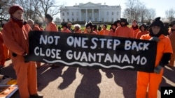 Демонстранти у в’язничному одязі перед Білим домом у Вашингтоні вимагають закриття Гуантанамо