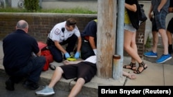 资料照片:美国波士顿郊区一名用药过量的男子正在接受抢救(2017年8月23日)