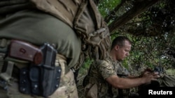 Український військовослужбовець керує FPV безпілотником зі своєї позиції на передовій поблизу села Роботине, Запорізька область