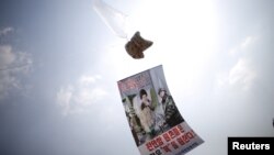 2016年3月26日,在分隔韩朝非军事区附近上空的一个气球系着谴责朝鲜领导人金正恩的传单。