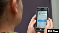 一名美国军人2018年1月用手机查询健康资讯(美国海军)