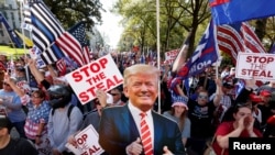 资料照片:佐治亚州的选民在亚特兰大集会,抗议11月3日的选举结果不公(2020年11月21日)