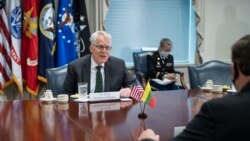 资料照片:美国国防部代理部长米勒2020年11月13日在五角大楼接待访客。(美国国防部照片)