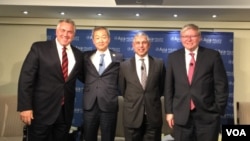 新加坡驻美大使米尔普里(右二) (美国之音莉雅拍摄)