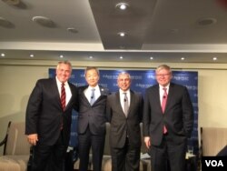 澳大利亚、韩国、新加坡驻美大使与澳大利亚前总理陆克文(从左至右)给穿普建言 (美国之音莉雅拍摄)