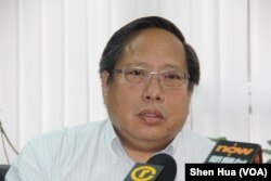 2019年6月30日,中国维权律师关注组成员何俊仁律师在记者会上。(美国之音申华拍摄)