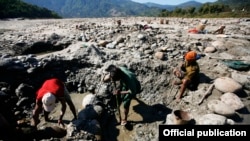 ဧရာဝတီမြစ်အတွင်း ရွှေရှာသူများ