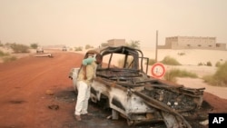 1月31日在马里的廷巴克图,一辆被烧毁的卡车