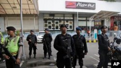 တိုက်ခိုက်မှု ဖြစ်ပွားခဲ့သည့် ဂျကာတာမြို့ Starbucks ကော်ဖီဆိုင်အနီးရှိ ရဲတပ်ဖွဲ့ဝင်များကို ဇန်နဝါရီလ ၁၅ရက်နေ့က တွေ့ရစဉ်။