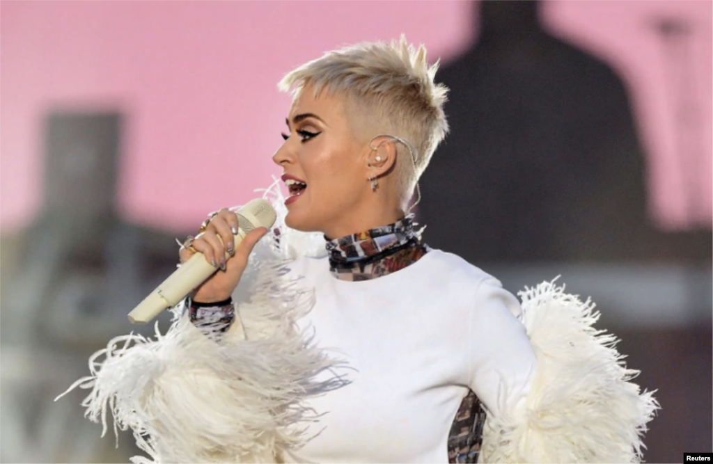 美国歌星凯蒂·佩里在曼彻斯特慈善音乐会上演唱(2017年6月4日)。