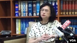 台湾外交部发言人王佩玲2017年5月18日主持记者会 (美国之音记者申华 拍摄)